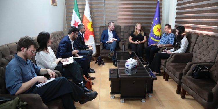 وفد أسترالي يزور حزب الاتحاد السرياني في القامشلي